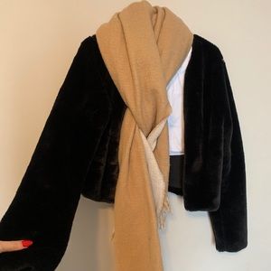 Black faux fur jacket 🖤 🥺